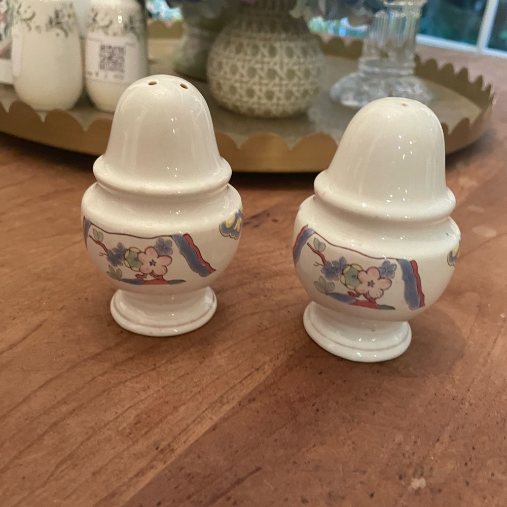 Villa Medici Salt and Pepper Shakers
by MIKASA